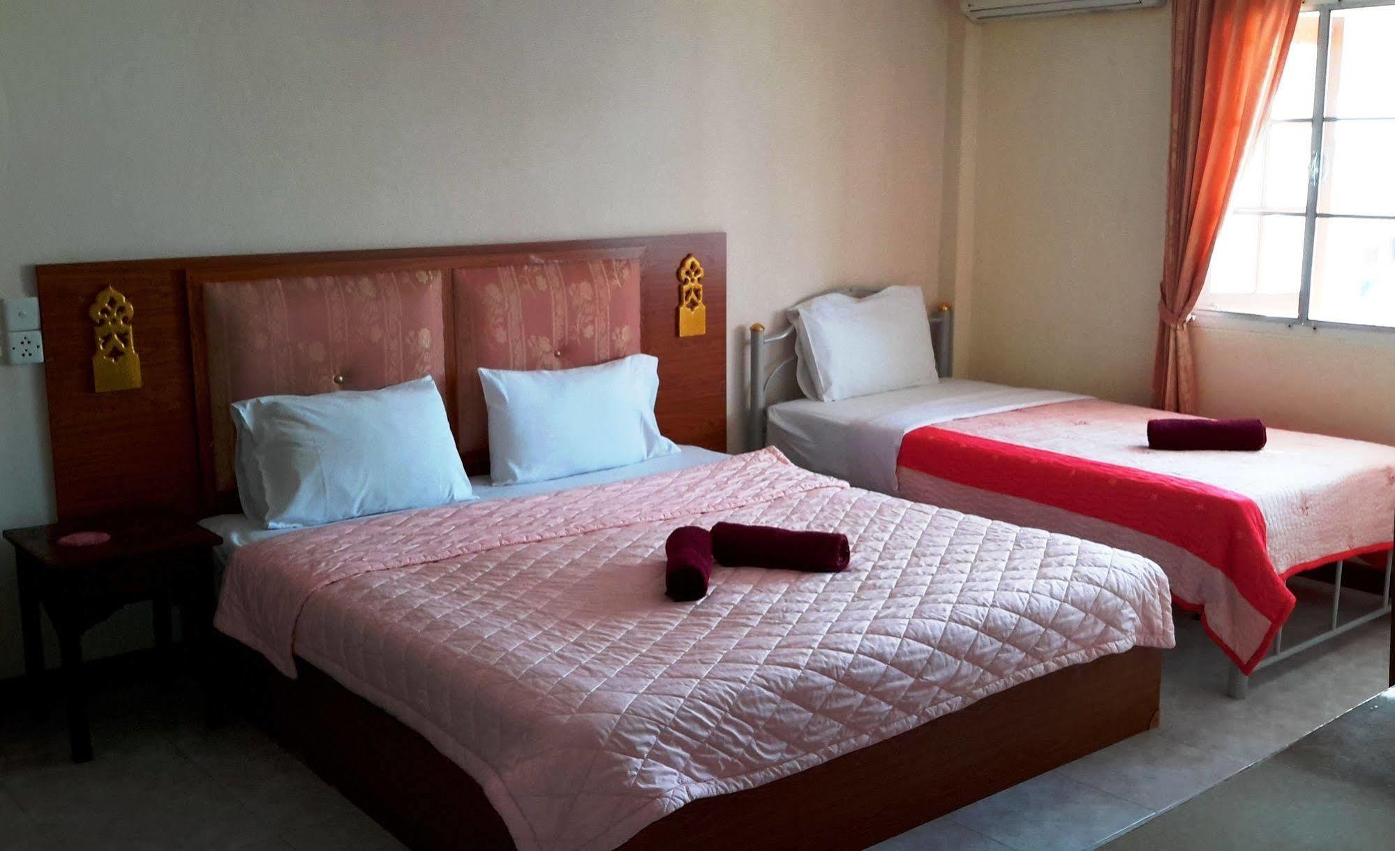 The Britannia Hotel Chiang Mai Exterior foto